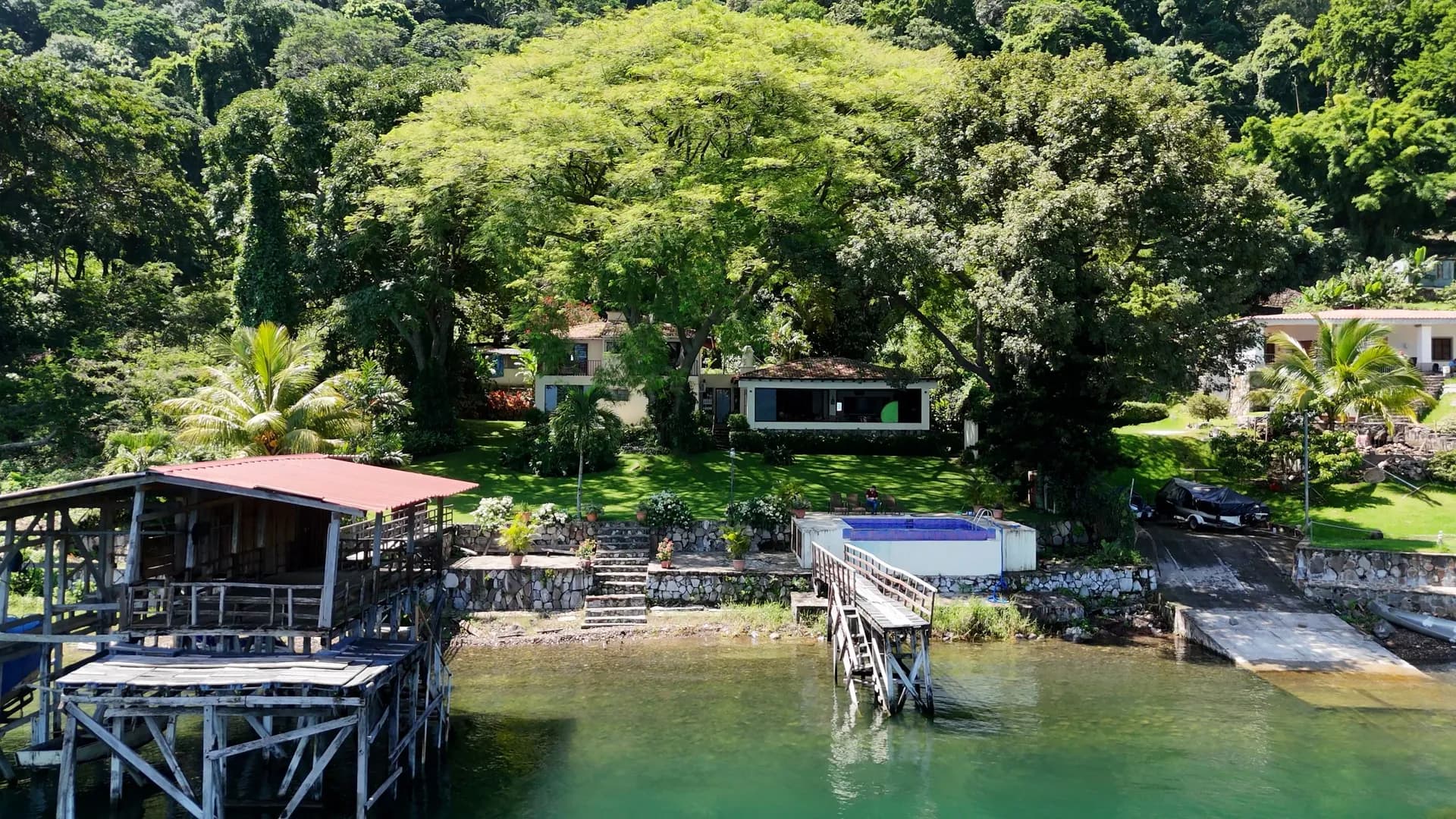 Casa frente al Lago de Coatepeque en El Salvador