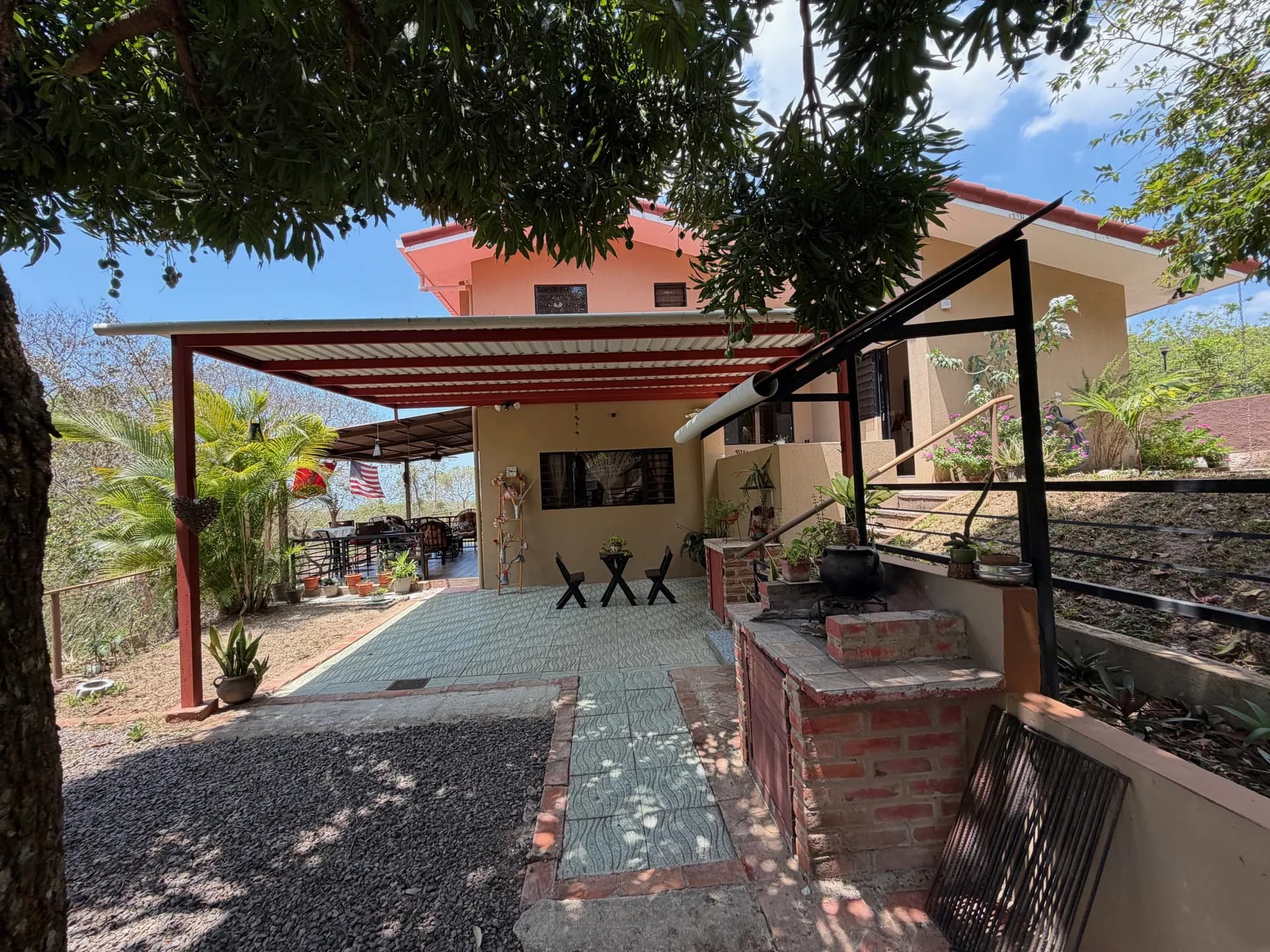 ¡Única por su tamaño! Casa con terreno de 3,244 v2 en la hacienda