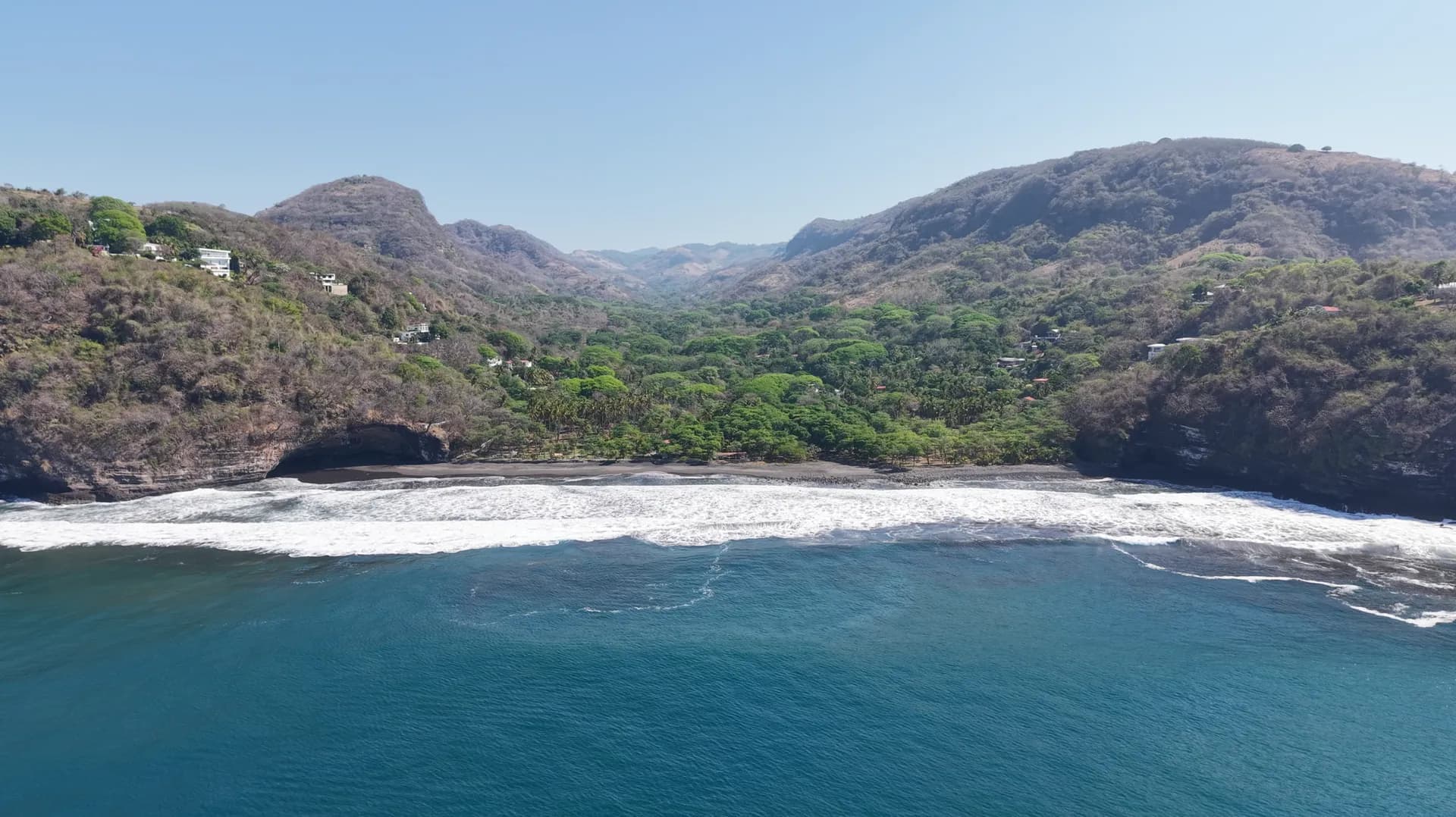 ¡OPORTUNIDAD DE INVERSIÓN! 💰 CASA de PLAYA con 7 Habitaciones en Bahía Dorada El SALVADOR